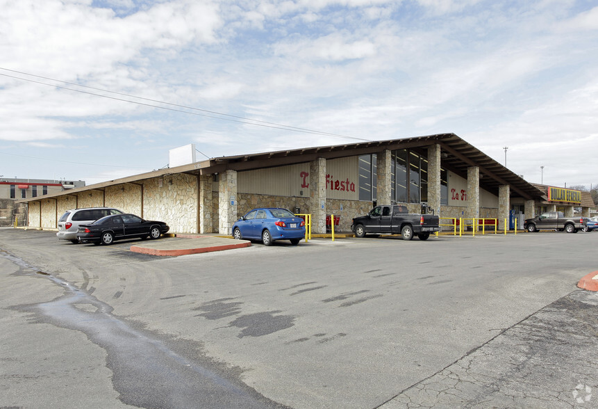 Pecan Valley Drive La Fiesta Grocery portfolio of 2 properties for sale on LoopNet.com - Primary Photo - Image 2 of 2