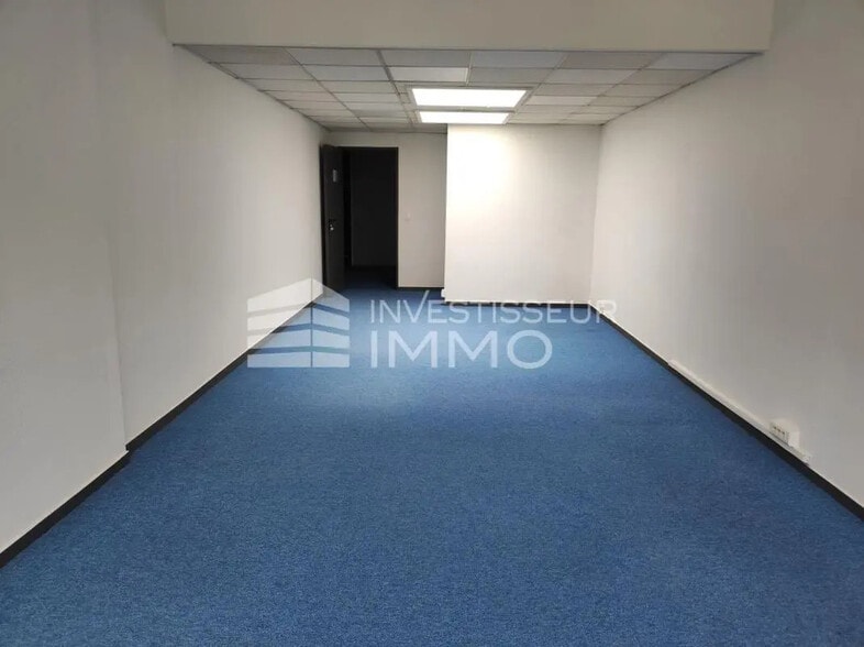 Office in Torcy for lease - Interior Photo - Image 3 of 8