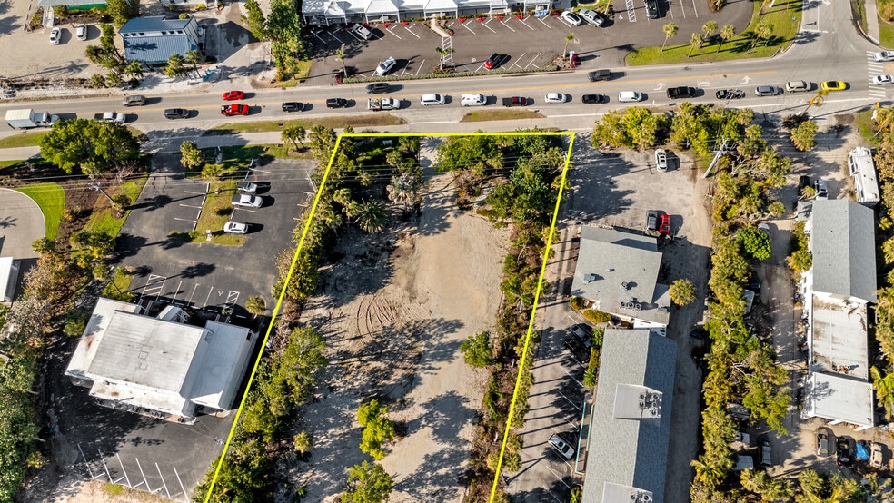 1625 Periwinkle Way, Sanibel, FL for sale - Building Photo - Image 3 of 13