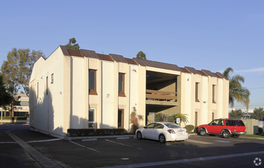 15052 Springdale St, Huntington Beach, CA for lease - Building Photo - Image 1 of 6