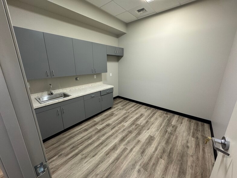 3650 Gulfstream Lane, Bakersfield, CA for lease - Building Photo - Image 2 of 13