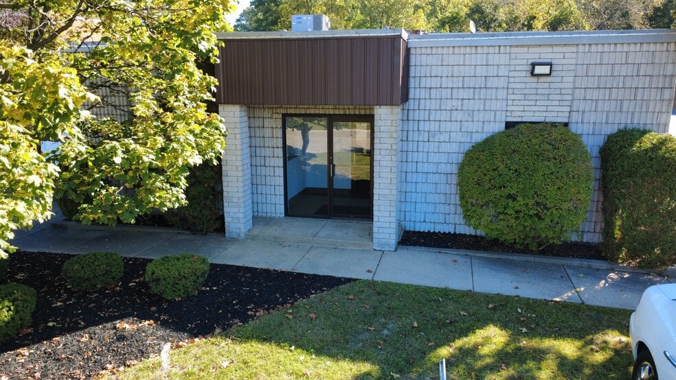 4517-4525 Renaissance Pky, Warrensville Heights, OH for lease - Building Photo - Image 2 of 8