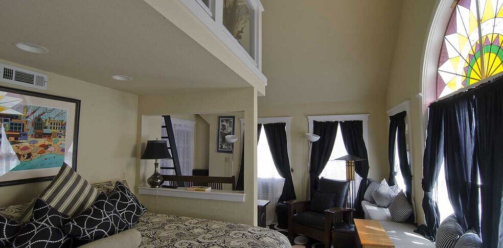 160 Spring St, Eureka Springs, AR for sale - Interior Photo - Image 2 of 12