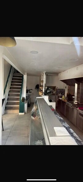 Retail in Paris for lease - Interior Photo - Image 2 of 2