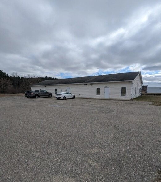 1379 Industrial Park Dr, Edmore, MI for sale - Building Photo - Image 1 of 1