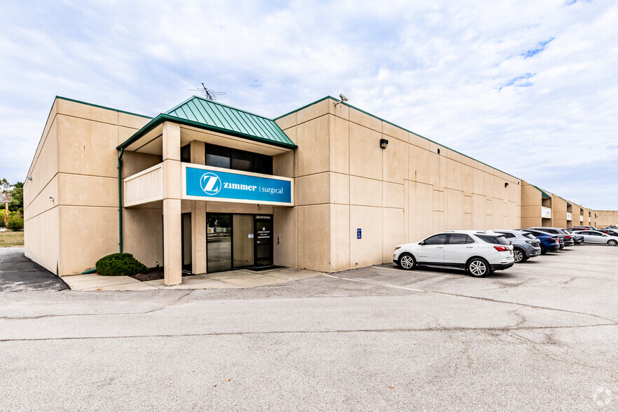 200-244 NW Parkway, Riverside, MO for lease - Primary Photo - Image 1 of 4