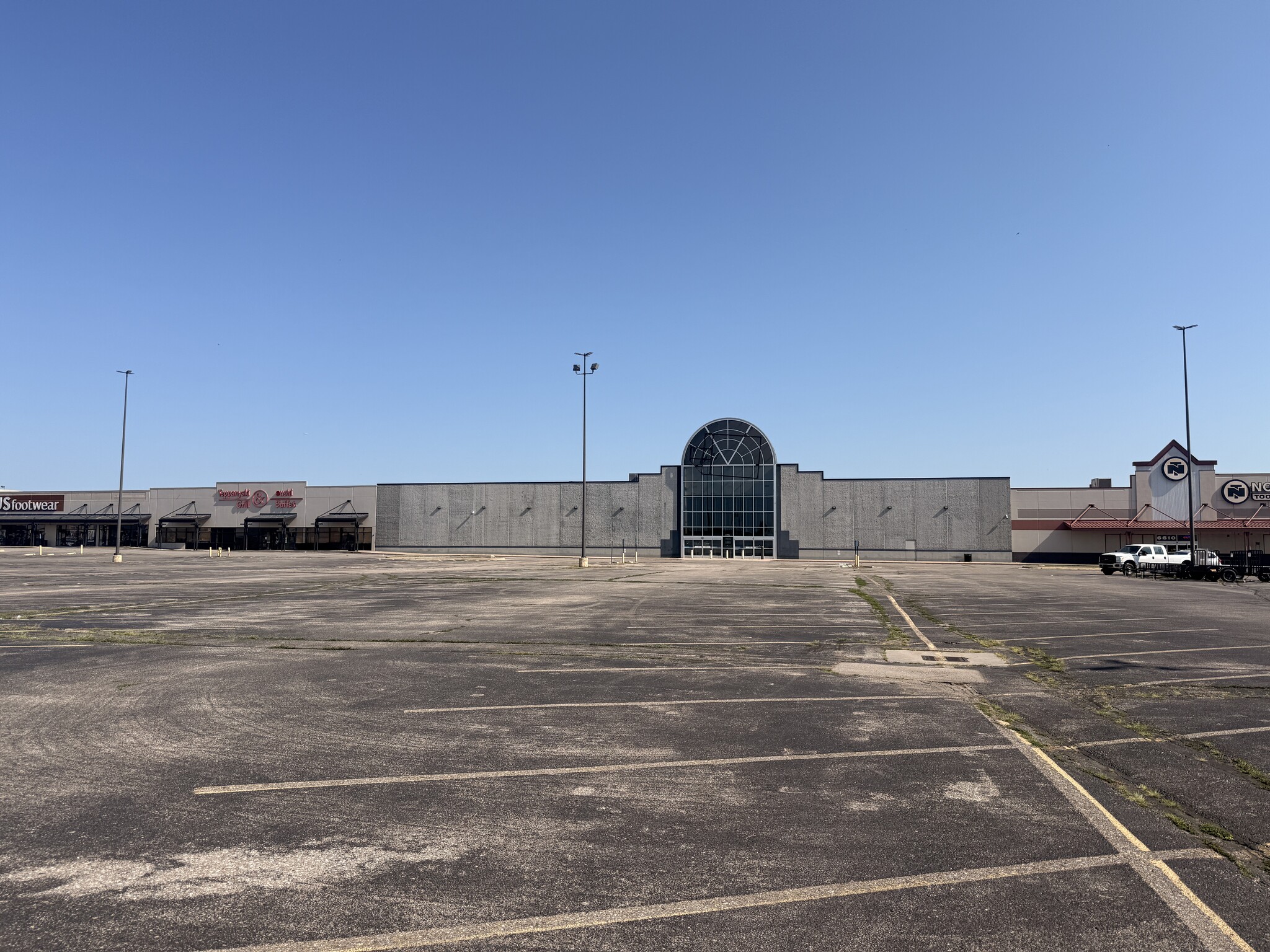 6610-6840 W Kellogg Dr, Wichita, KS for lease Building Photo- Image 1 of 2