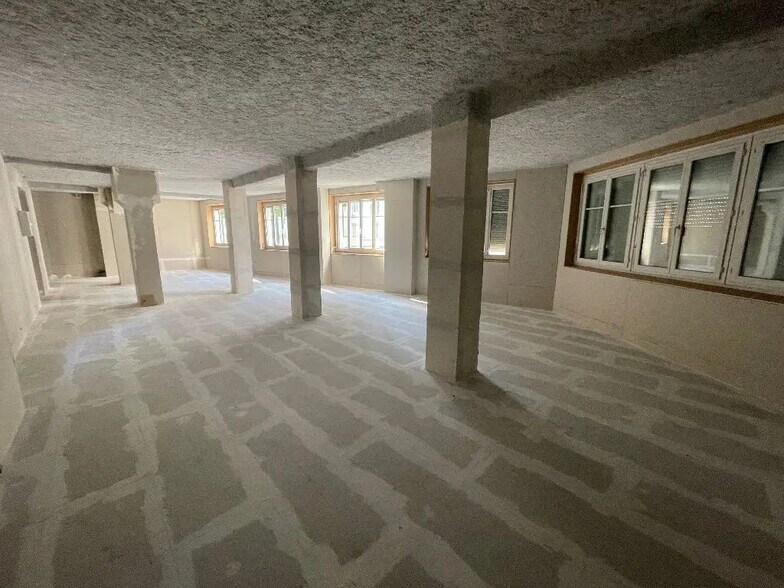 Office in Villeurbanne for lease - Interior Photo - Image 2 of 3