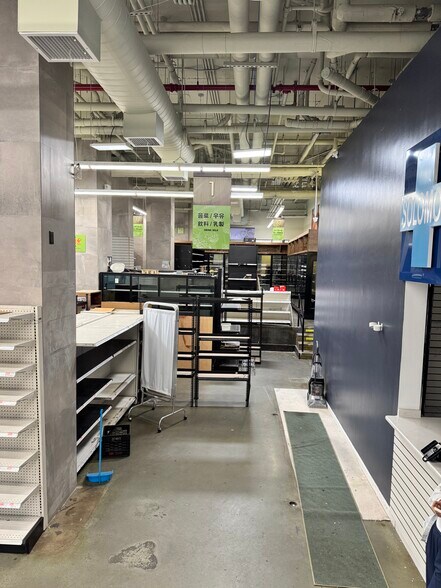 3702 Union St, Flushing, NY for lease - Building Photo - Image 3 of 9