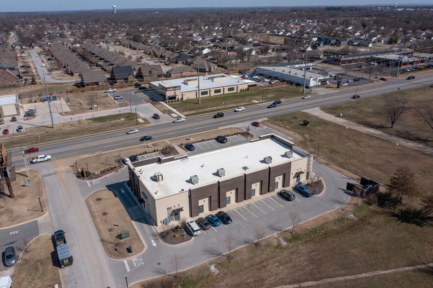 2805 SW 14th St, Bentonville, AR for lease - Building Photo - Image 2 of 8