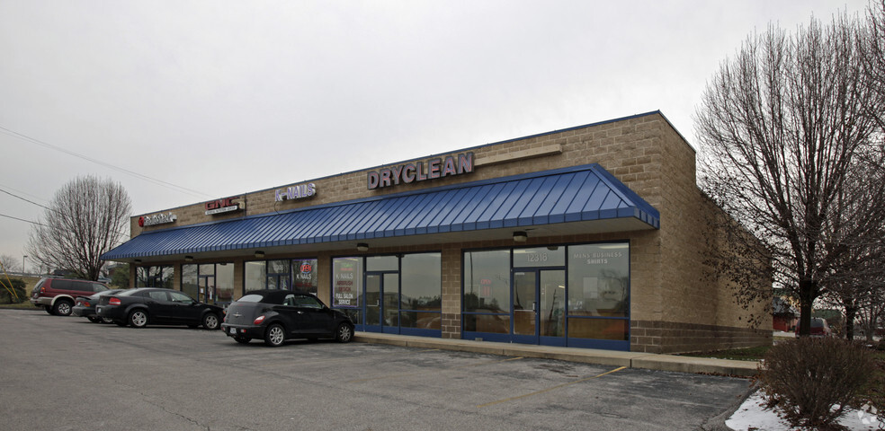 12300-12316 Dorsett Rd, Maryland Heights, MO for lease - Building Photo - Image 1 of 5