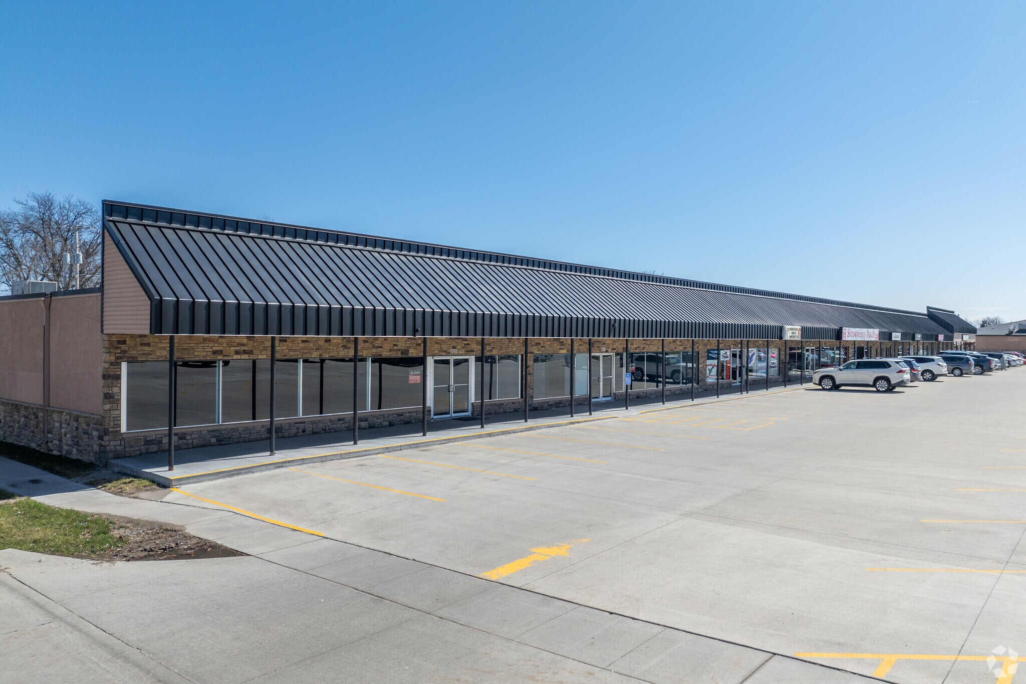 613-711 S Ankeny Blvd, Ankeny, IA for sale Primary Photo- Image 1 of 1