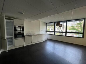 Office in Rueil-Malmaison for lease Interior Photo- Image 2 of 5