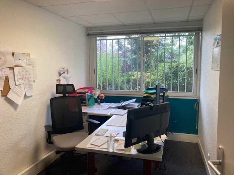Office in Eysines for lease - Interior Photo - Image 2 of 11