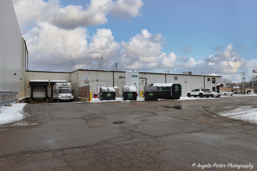 947 Carney Ct, Antioch, IL for lease - Building Photo - Image 3 of 97