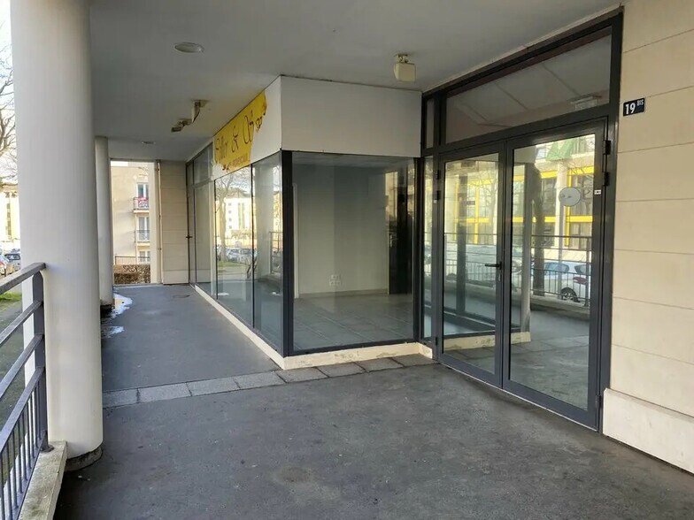 Office in Caen for lease - Building Photo - Image 3 of 12