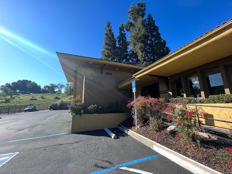 1297 W Main St, El Cajon, CA for lease - Building Photo - Image 3 of 5