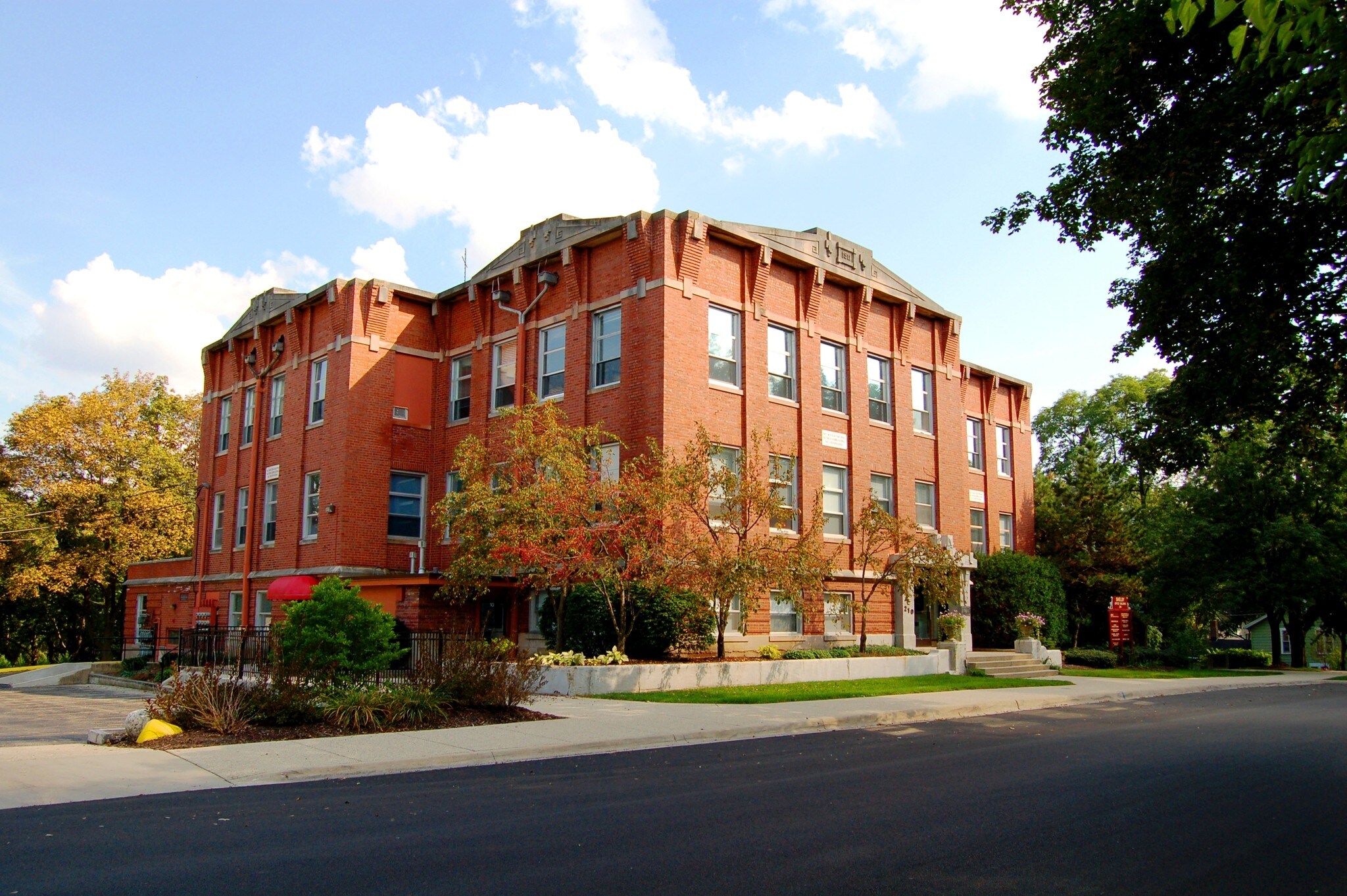 210 S 5th St, St Charles, IL for sale Primary Photo- Image 1 of 1