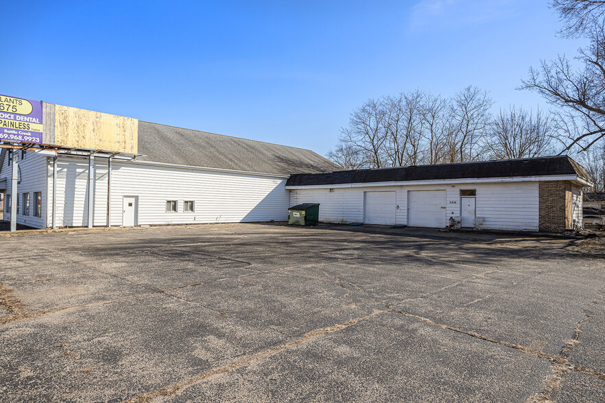 360 Capital Ave NE, Battle Creek, MI for sale - Interior Photo - Image 2 of 21