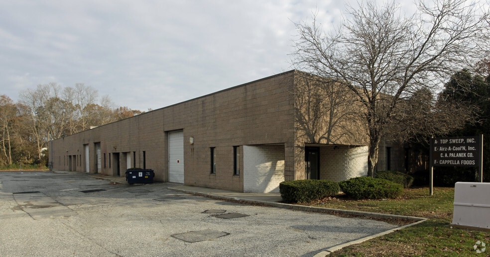 565 Acorn St, Deer Park, NY for lease - Building Photo - Image 1 of 3