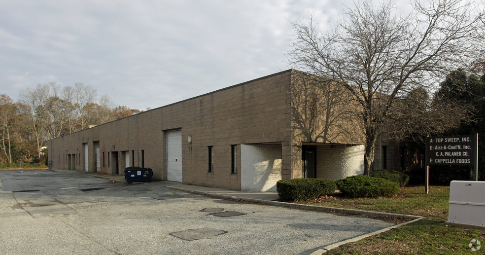 565 Acorn St, Deer Park, NY for lease - Primary Photo - Image 1 of 3