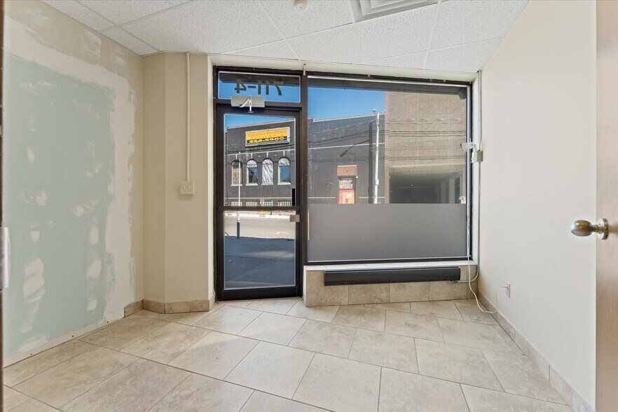 711 Pelissier St, Windsor, ON for lease - Building Photo - Image 3 of 8