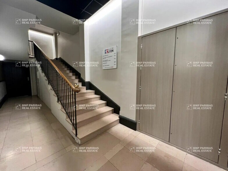 Office in Lyon for lease - Building Photo - Image 2 of 5