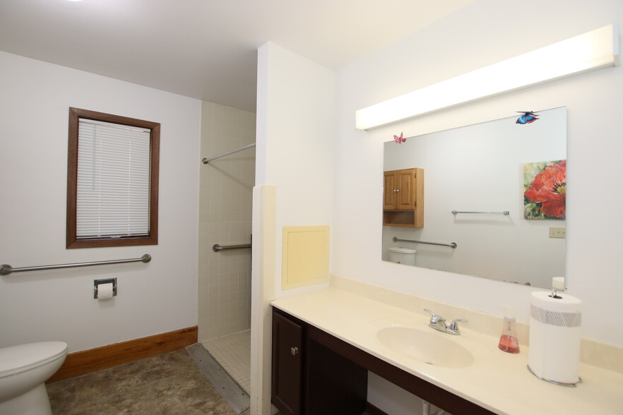 496 Wisconsin Ct, Fond Du Lac, WI for sale - Interior Photo - Image 3 of 47