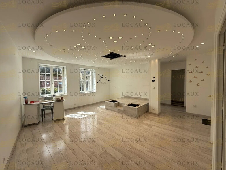 Retail in SAINT-OUEN-L'AUMONE for sale - Interior Photo - Image 1 of 8