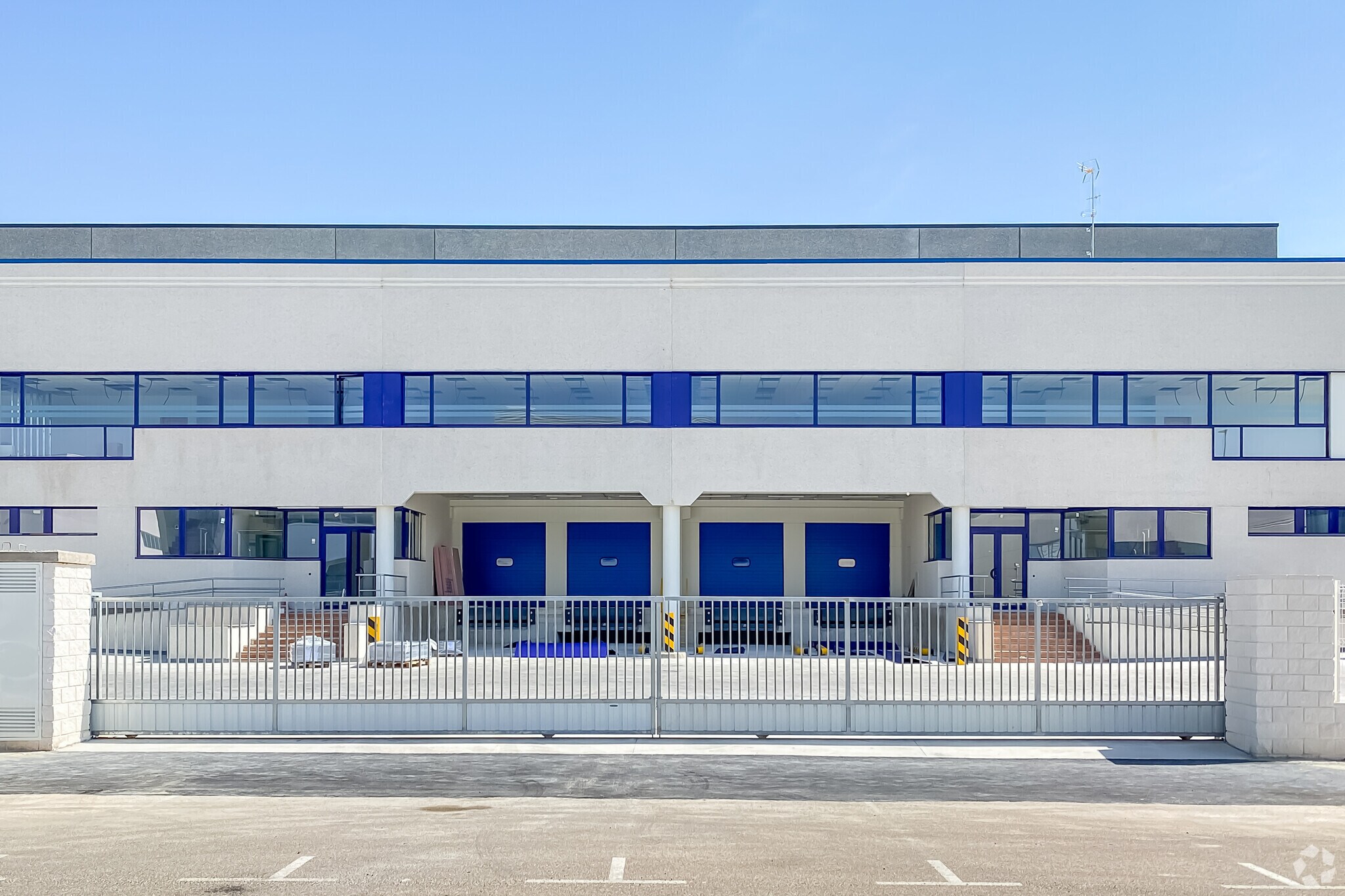 Calle de los Vidrieros, 1, San Fernando de Henares, Madrid for sale Primary Photo- Image 1 of 1