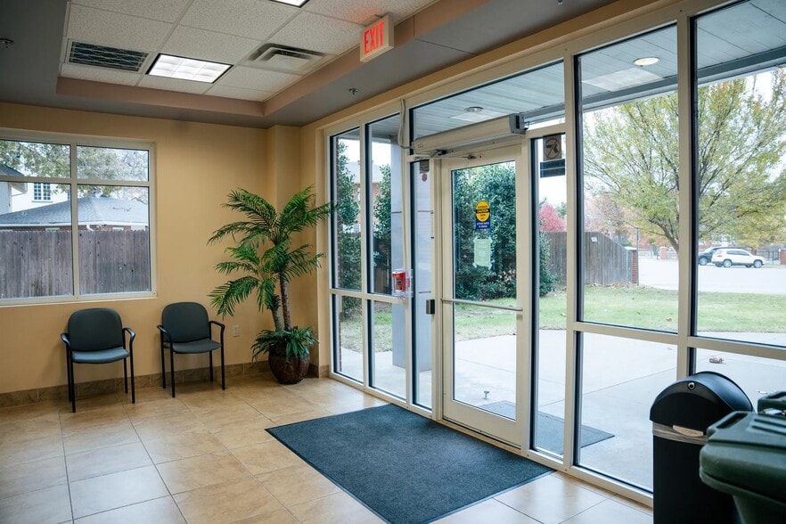 1226 N Shartel Ave, Oklahoma City, OK for lease - Interior Photo - Image 2 of 30