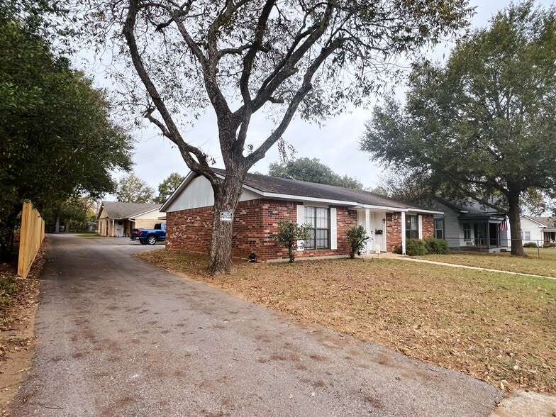 602 S Jackson St, Brenham, TX for sale - Building Photo - Image 2 of 12