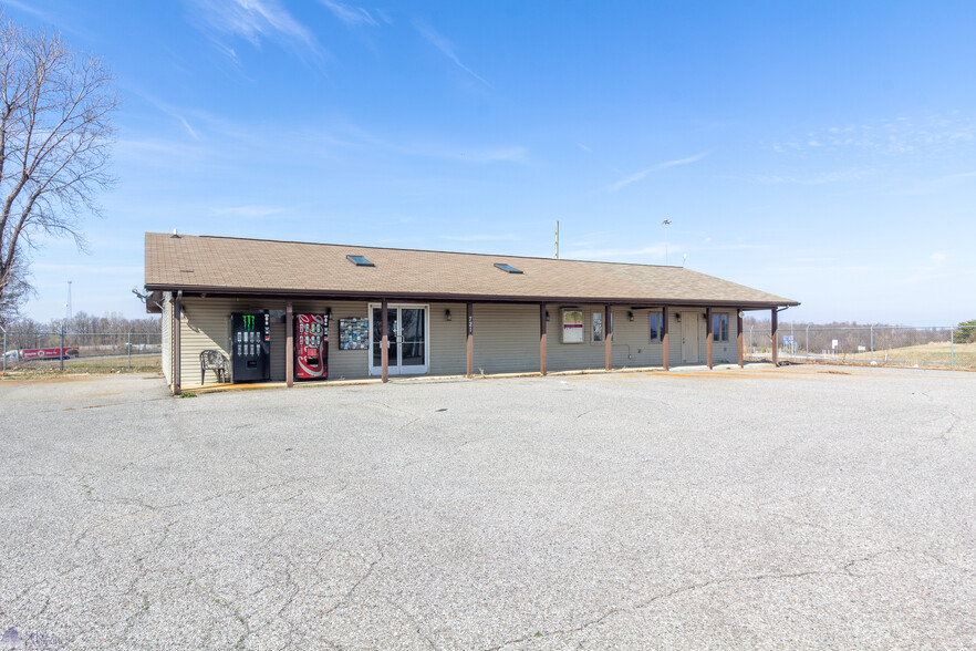 721 Complex Dr, Grand Rivers, KY for sale - Primary Photo - Image 1 of 1