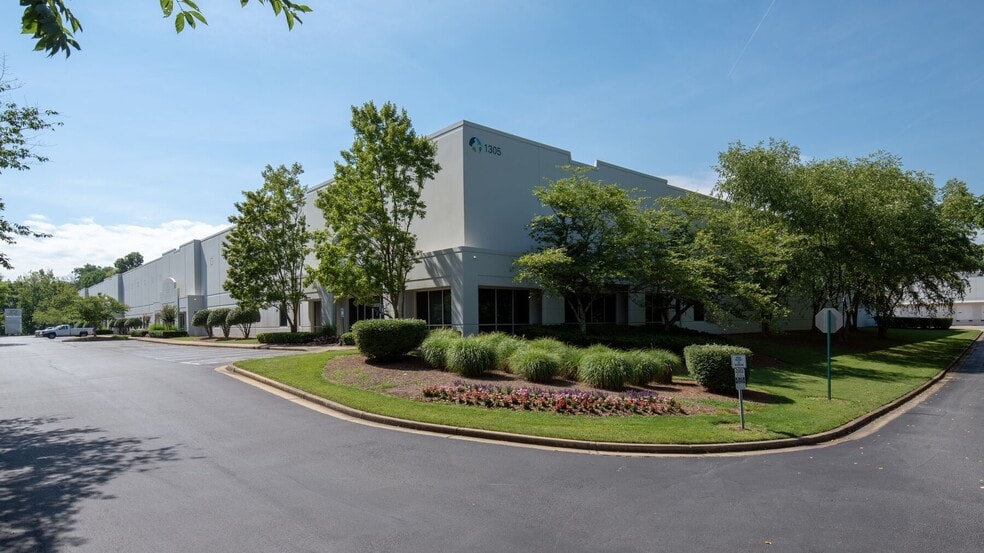 1305 Chastain Rd NW, Kennesaw, GA for lease - Building Photo - Image 1 of 4