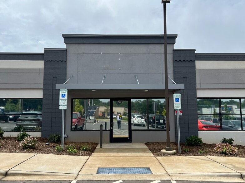 901 N Wendover Rd, Charlotte, NC for lease - Building Photo - Image 1 of 8