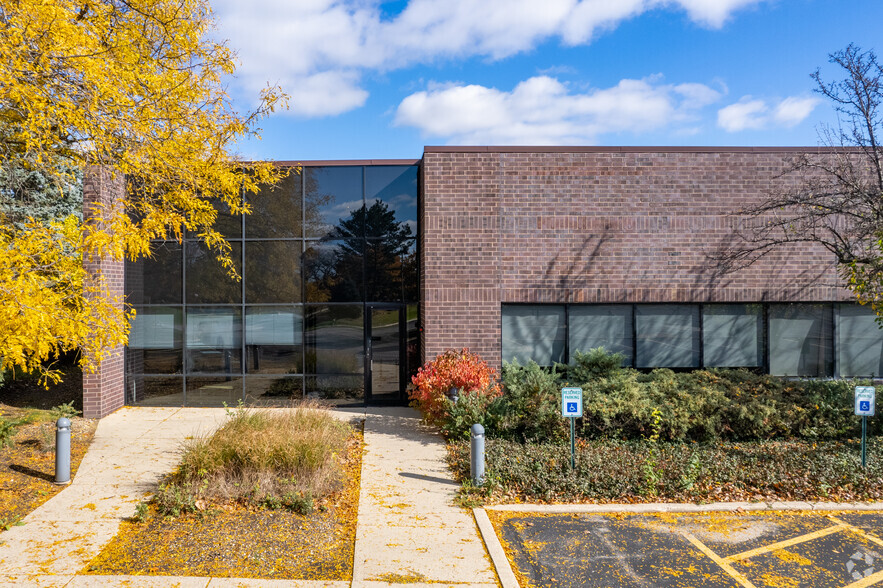 585 Slawin Ct, Mount Prospect, IL for lease - Building Photo - Image 2 of 16