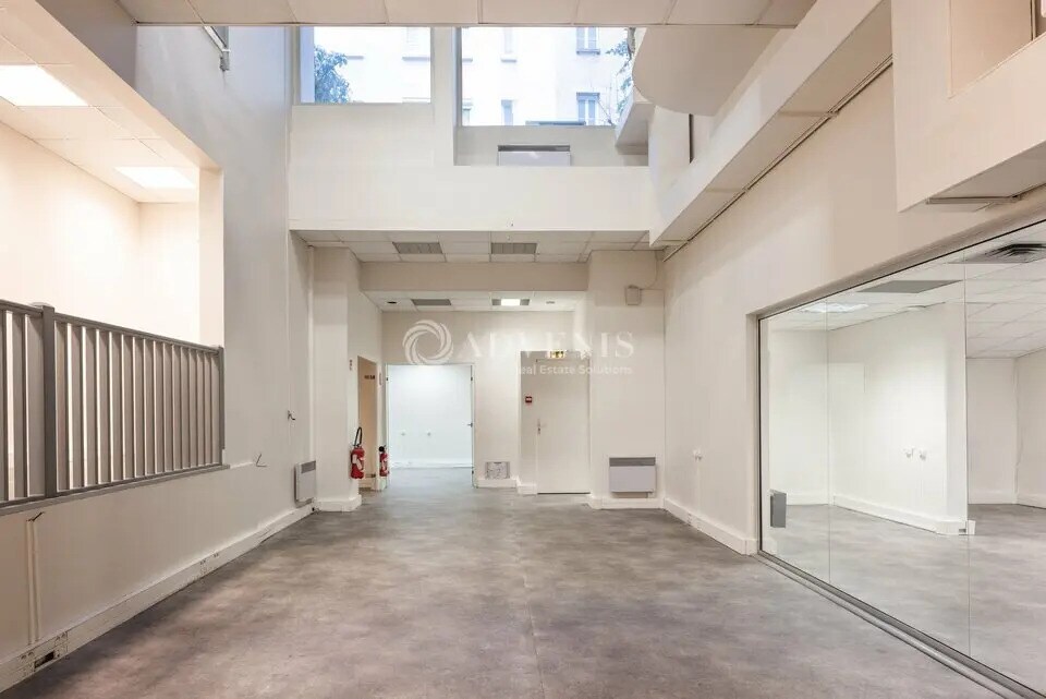 Office in Paris for lease Interior Photo- Image 1 of 11