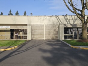 9325-9425 SW Commerce Cir, Wilsonville, OR for lease Building Photo- Image 1 of 5