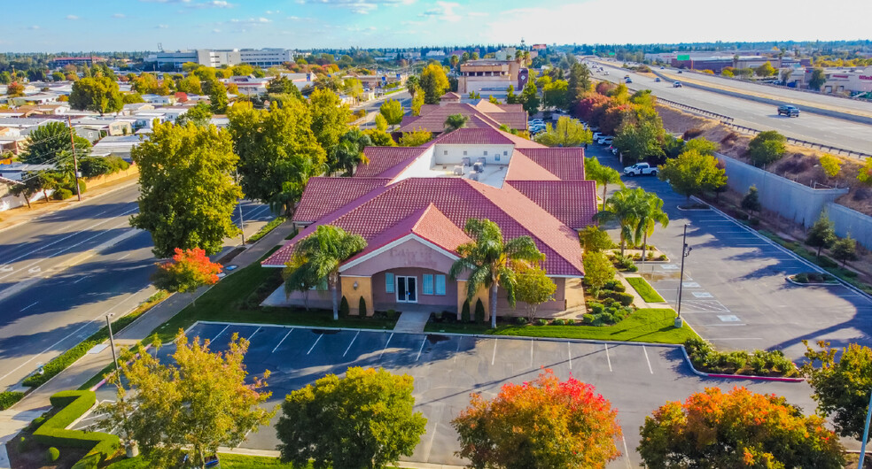 7575 N Fresno St, Fresno, CA for lease - Building Photo - Image 2 of 7