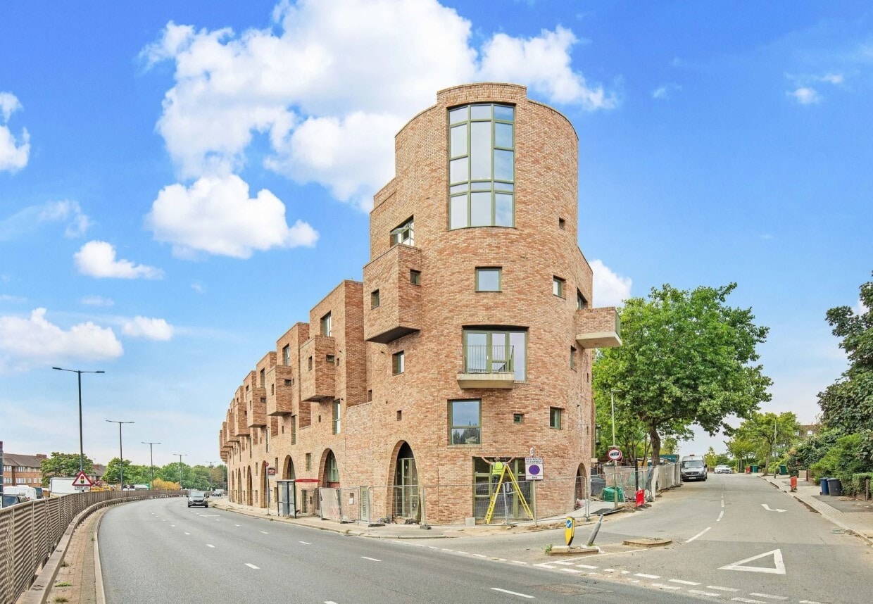 116 Edgewood Mews, London for sale Primary Photo- Image 1 of 1