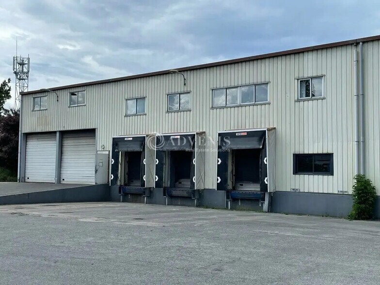 Industrial in Ormes for lease - Building Photo - Image 2 of 12
