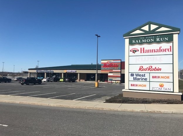 21082 Pioneer Plaza Dr, Watertown, NY for lease - Building Photo - Image 1 of 4