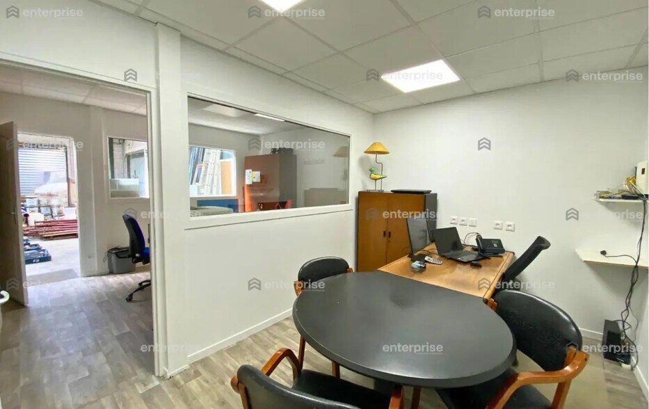 Flex in Lachelle for lease - Interior Photo - Image 2 of 4