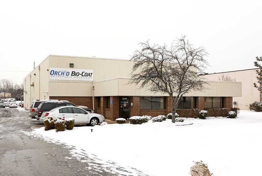 21249 Bridge St, Southfield, MI 48033