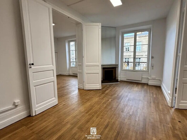 Office in Bordeaux for lease - Interior Photo - Image 3 of 7