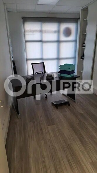 Office in Saint-Nazaire for lease - Interior Photo - Image 3 of 7