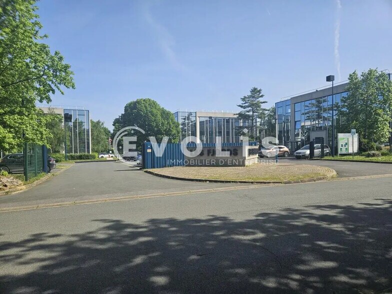 Office in Villebon-sur-Yvette for lease - Building Photo - Image 1 of 12
