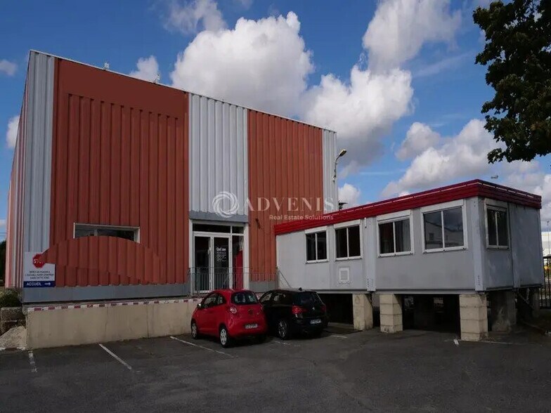 Flex in Coignières for lease - Building Photo - Image 1 of 4