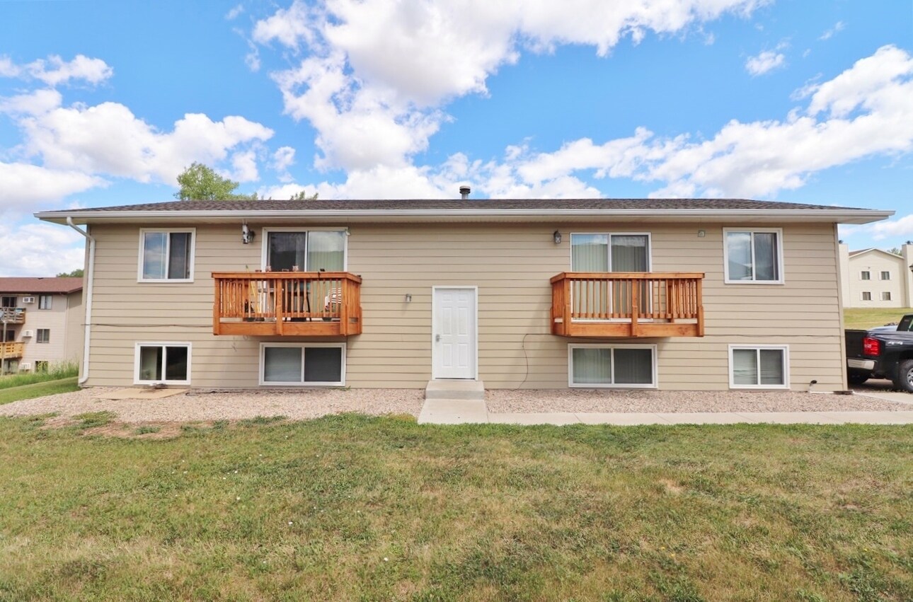1505 12th St NW, Minot, ND for sale Primary Photo- Image 1 of 1