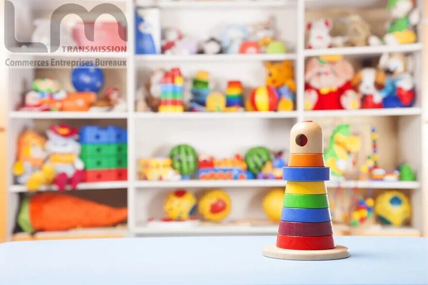 Retail in Jouy-en-Josas for lease - Building Photo - Image 3 of 4